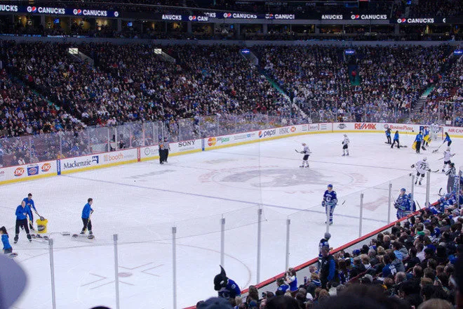 Wie man die besten Sitzplätze für ein Eishockeyspiel auswählt